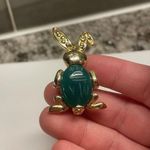 Brooch Pin Gold Tone / Green Carved look Photo 7