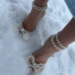 Pearl bow closed toe heels White Size 7 Photo 2
