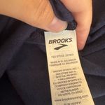 Brooks Women's Navy Blue T-Shirt Photo 2
