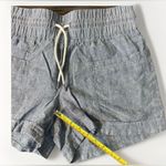 Athleta Women’s  Chambray Linen Blue Shorts Size 4 Lightweight Outdoor Beach Photo 3