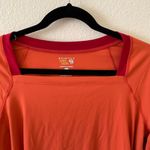 Mountain Hardwear  wicking long sleeve tee with thumb holes hiking and running Photo 4