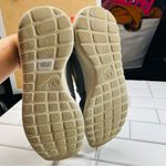 Nike WOMENS ROSHE RUN SNEAKER
511882-005 GRAY PINK SIZE 9 Photo 5