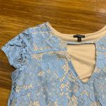 EXPRESS Women's Blue Tan Lace Keyhole Neck Short Sleeve Top Blouse Size Small Photo 1