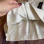 Doe & Rae Women’s Beige Front Zipper Skirt Sz Medium Photo 2