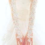 White Exquisite Lace Bridal Gloves Photo 2