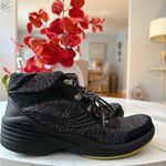 Bzees Black and Yellow Comfort Shoes Size 8.5 Photo 3