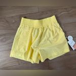 Vuori NWT  Villa shorts textured yellow size small Photo 7