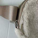 Lululemon NWT Everywhere Belt Bag Fleece Natural Ivory Trench, OS Photo 9
