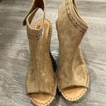 Not Rated  wedges Photo 2