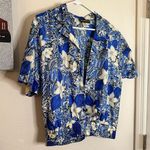 Notations Blue and white cropped floral Hawaiian shirt with shoulder pads Photo 0