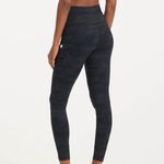 Vuori Daily Jogger Leggings Black Camo High Rise 7/8 Gym Stretch FLAW Women's XS Photo 9