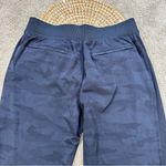 Athleta Women’s Brooklyn Ankle Camo Pants Pull Lightweight On in Navy Camo 12 Photo 5