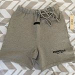 Fear of god Essentials minimalist shorts in dark oatmeal  Photo 0