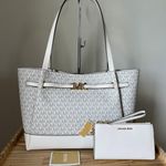 Michael Kors Set Photo 0