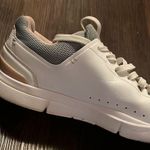 on cloud Running Shoes Photo 3