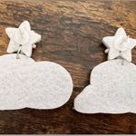 Cowboy Hat White Beaded Earrings. Photo 3