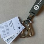 Lululemon silicone keychain - Bay Leaf/Light Ivory Photo 2