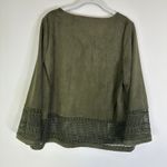 Marie Oliver  Green faux suede laser cut blouse Women’s Size Medium Photo 3