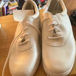 Classic White Leather ladies Shoes 8 brand new Photo 1