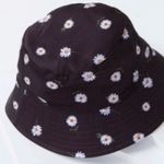 Alice + Olivia DAISY PRINT REVERSIBLE BUCKET HAT Photo 12