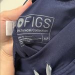 FIGS  Women’s Kade Cargo Scrub Pants in Navy Size Extra Large PETITE Photo 3
