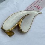 Vintage J.J. Brooch Modernist white enamel on gold colored metal. Photo 5