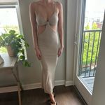 Elegant Beige Cut Photo 3