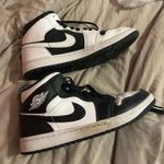 Nike Jordan Air Jordan Women’s 1 Mid SE Photo 0