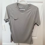 Nike Nwt  Women's Gray Athletic Shirt Photo 3