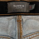 Torrid Button Fly Mom Jean Premium Classic Denim Mid-Rise Shorts Light Wash 24 Photo 12