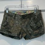 Decree  Women's Olive Patterned Cargo Shorts size 7. Photo 0