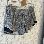 Lululemon  Hotty Hot Short II *2.5"
Ditsy Daisy White Black Photo 5