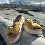 UGG  Yellow Bow Platform Sandals Size 6.5 Photo 3