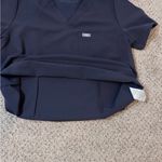 FIGS Catarina Scrub Top M Graphite Charcoal | V-Neck One Pocket | Technical Photo 9