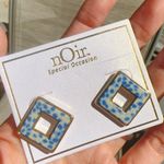 Noir blue dots diamond shape 💠 gold tone studs earrings Photo 1