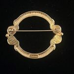 Monet  gold tone rhinestone and pearl brooch Photo 4