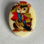 Vintage saluting kitty in uniform pin. Red Photo 1