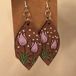 Handmade NWT Wooden Floral Purple and White Floral Tulip Earrings Photo 2