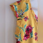 EXPRESS Medium Scalloped Yellow Floral Sleeveless V Neck Top Photo 1
