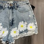 Forever 21 NWT Daisy Embroidered Rare High Rise Distressed Denim Jean Shorts 29 Photo 1
