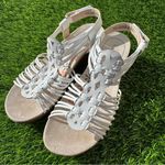 Baretraps  Taren women's wedge sandal in white  Size 7.5 Photo 5