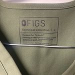 FIGS Women's Moss Casma™ - Three-Pocket Scrub Top Photo 3