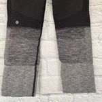 Lululemon women 2 textured Capri leggings grey & black Photo 9