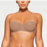 SKIMS Fits Everyone Strapless Underwire Bra Size 38C NWOT Tan Photo 0