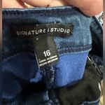 Signature Studio  women’s jeans Photo 3