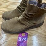 Munro Scout Women's 6.5 M Brown Suede Hook & Loop Round Toe Ankle Booties Photo 0