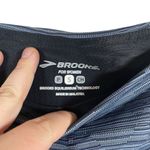 Brooks NWOT  Women’s Urban Run Capri Patterned Leggings in Blue Size S Photo 4