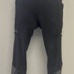Lululemon  Women’s Black Cropped Mesh Accent Pockets Size 6 Photo 0