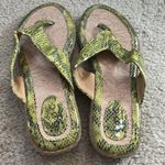Boc born concepts lime green snakeskin pattern thong rubber beach sandals size 9 Photo 0