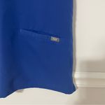 FIGS • casma three pocket scrub top in denim blue sz M Photo 5